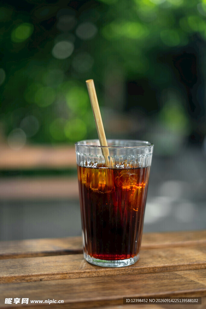 木桌上的一杯冰可乐