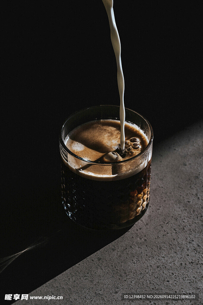 咖啡倒入加冰玻璃杯