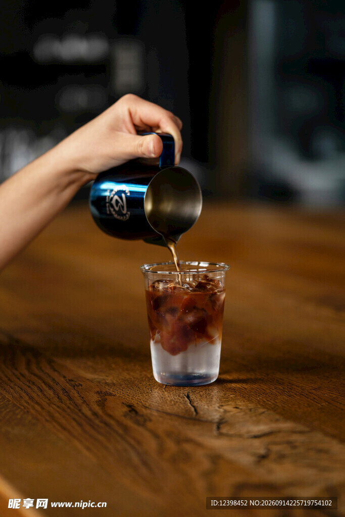 手斟咖啡入杯