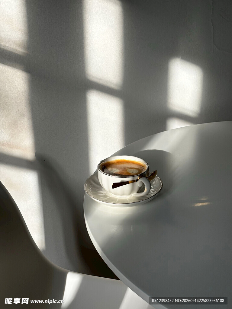 阳光下的精致咖啡杯