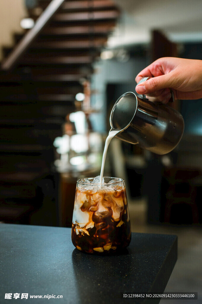 手冲冰咖啡倒入玻璃杯