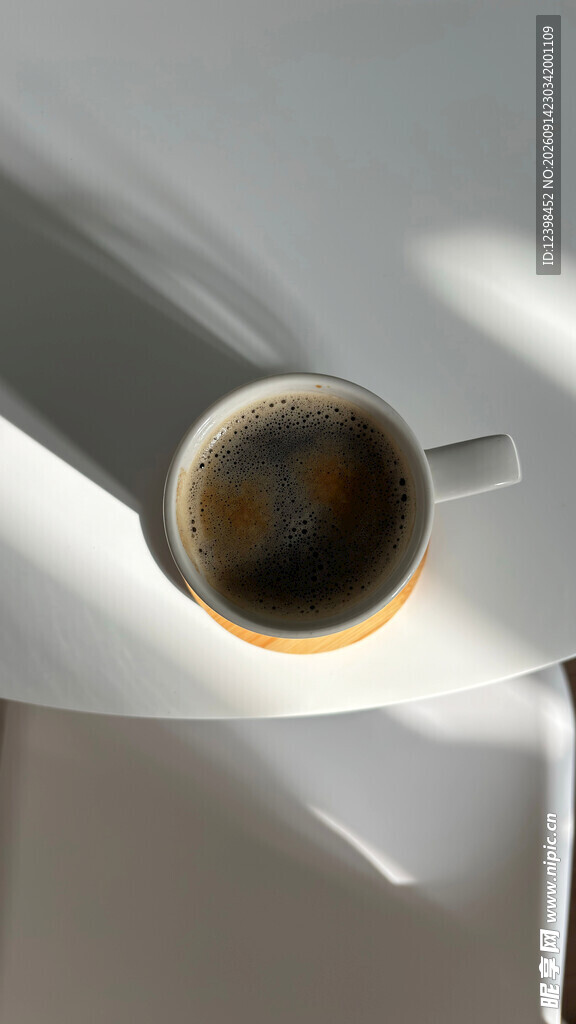 阳光下的咖啡杯