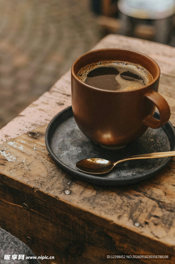 木桌上的棕色咖啡杯