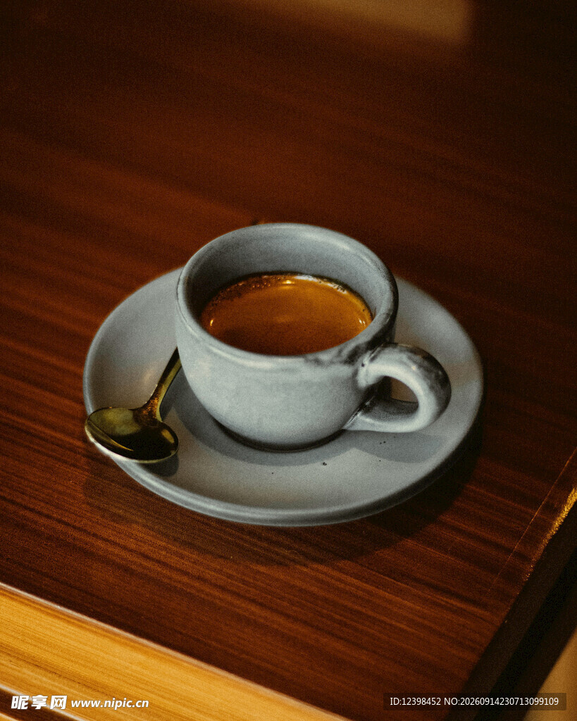 木质桌上的一杯香醇咖啡