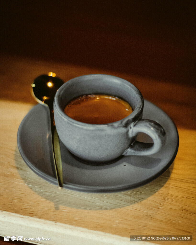 灰色咖啡杯中的香醇咖啡