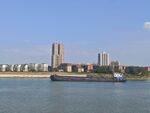 江边城市风光与航行船只