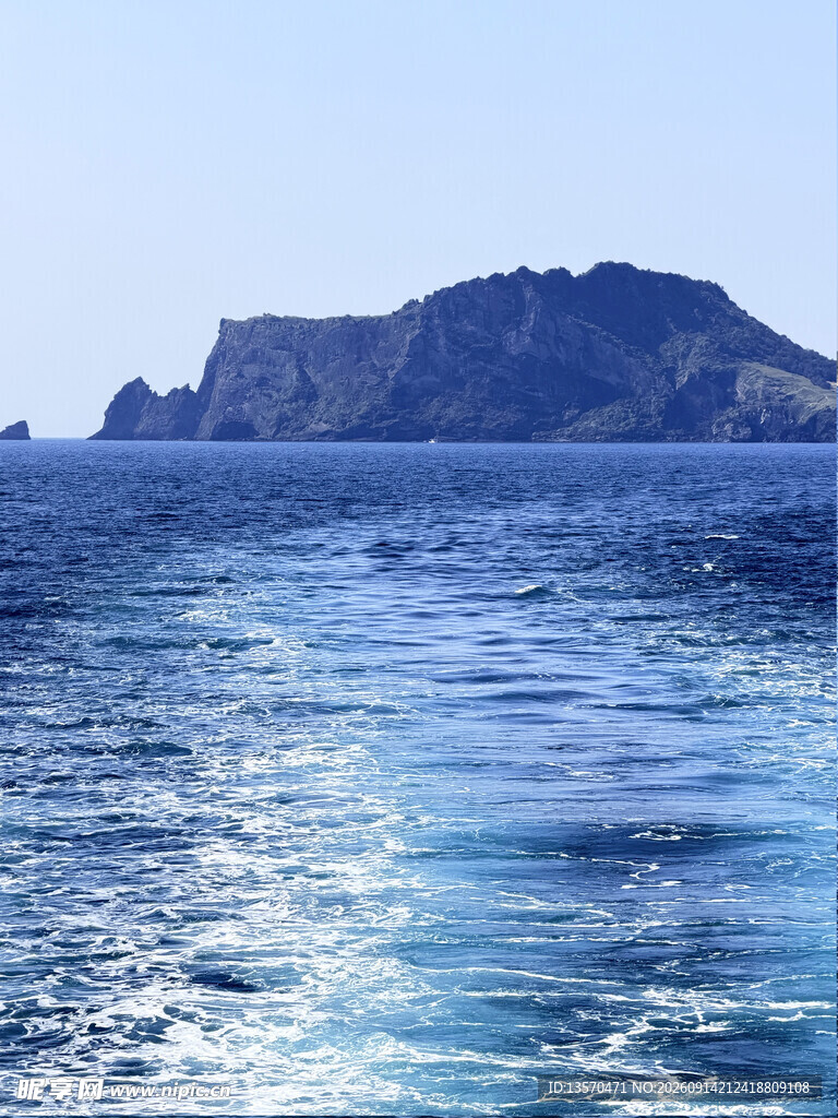 海上行舟望远方岛屿