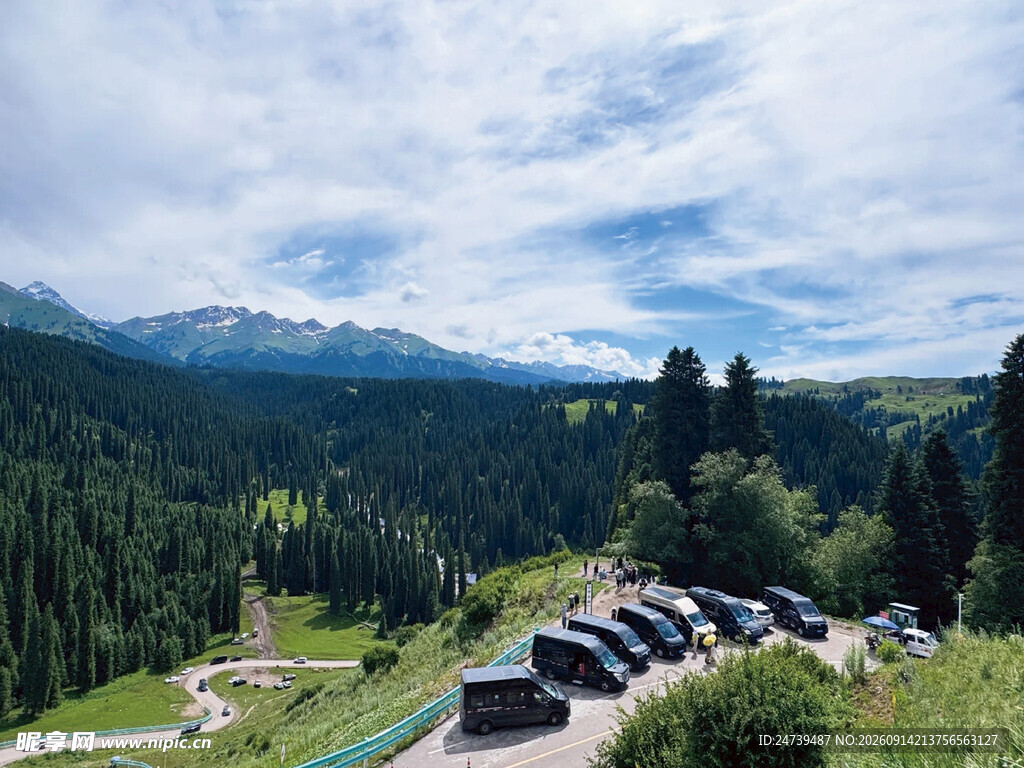 山间露营地自然美景相伴