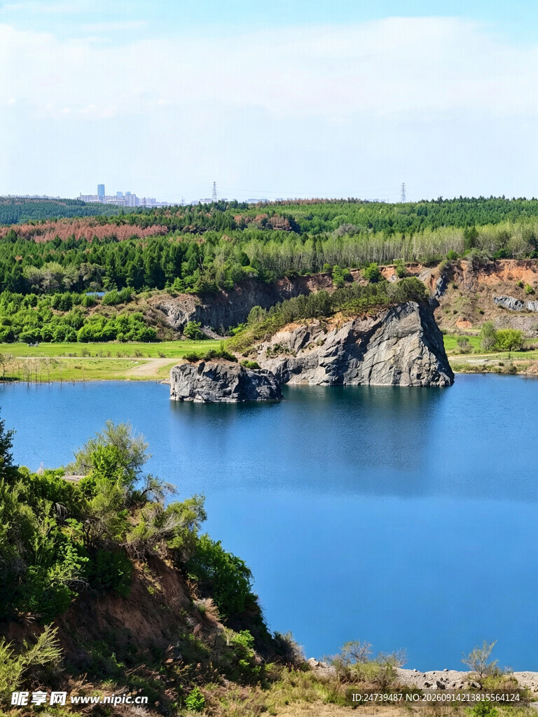 壮丽矿坑湖景观