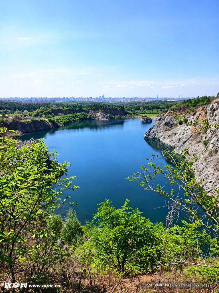 壮丽矿坑湖景观
