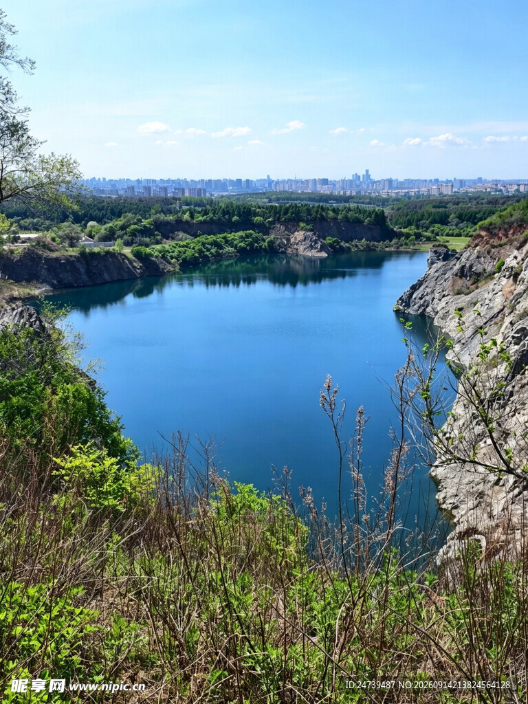 壮丽矿坑湖景观
