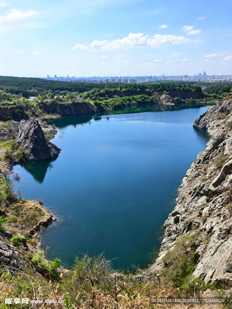 壮丽矿坑湖景观