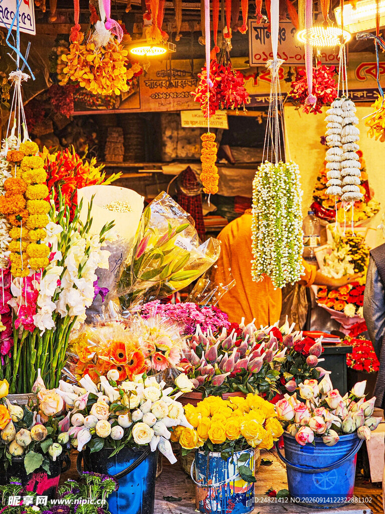 缤纷鲜花装点的花卉摊位