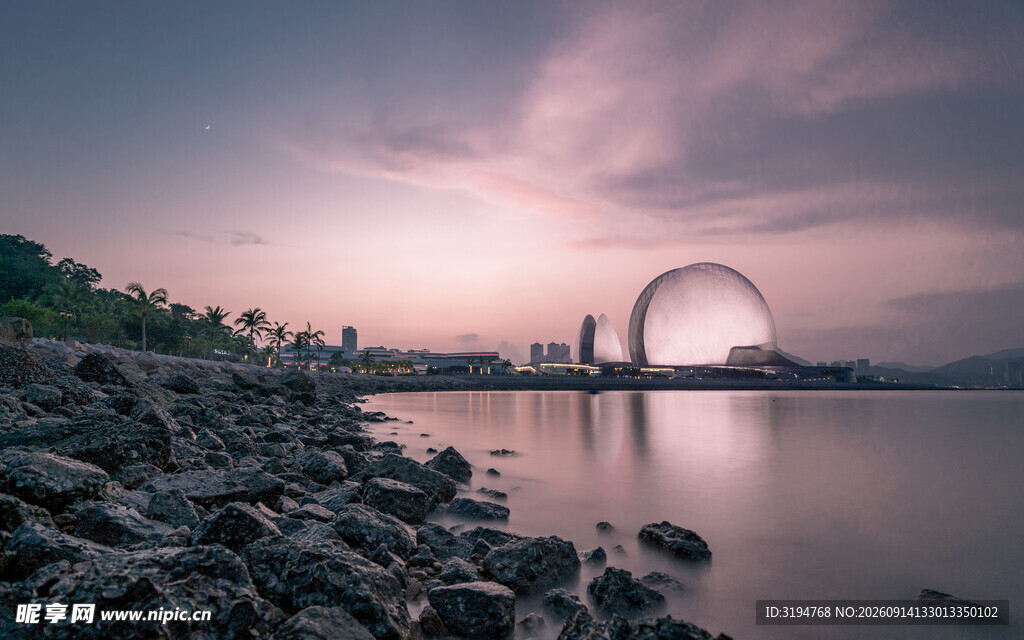 黄昏下的水边拱形建筑景观