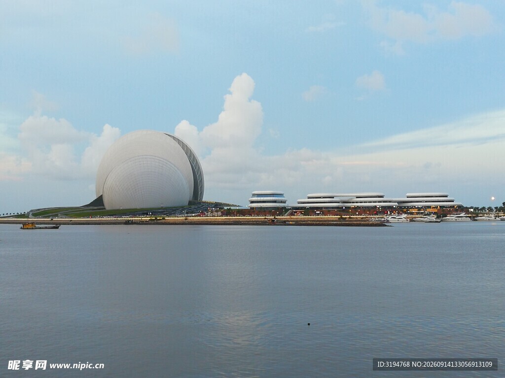 海边大型球形建筑景观