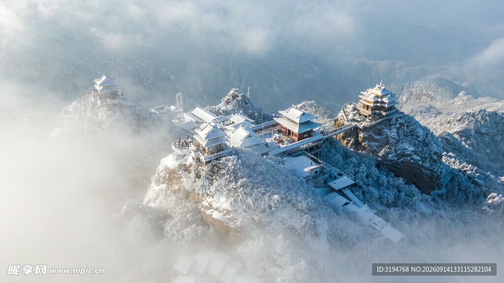 雪山云雾间的壮丽景致