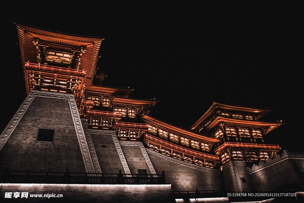 夜晚璀璨的中式古建筑