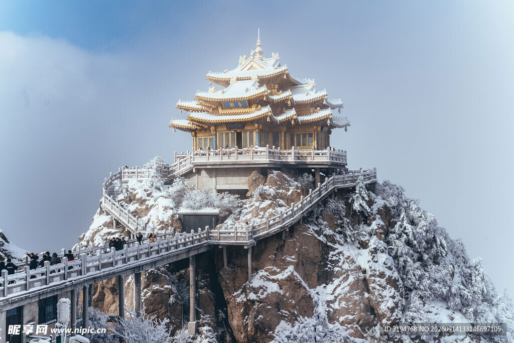 雪覆山顶楼阁壮丽景观