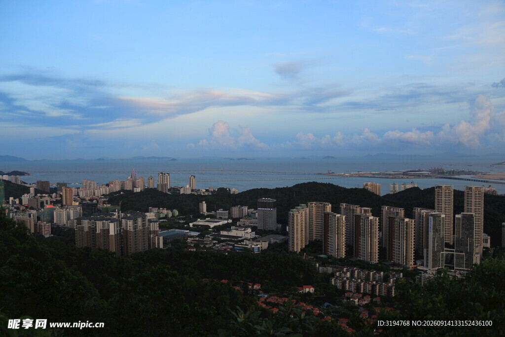 城市天际线与远处海景