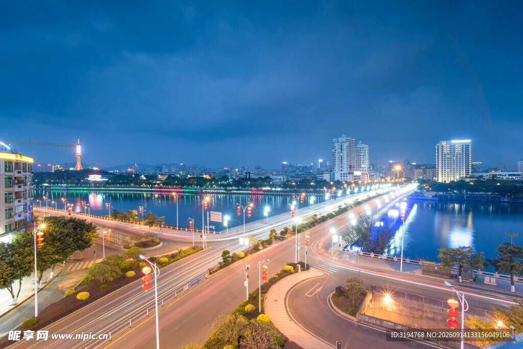 城市夜景中的道路与桥梁