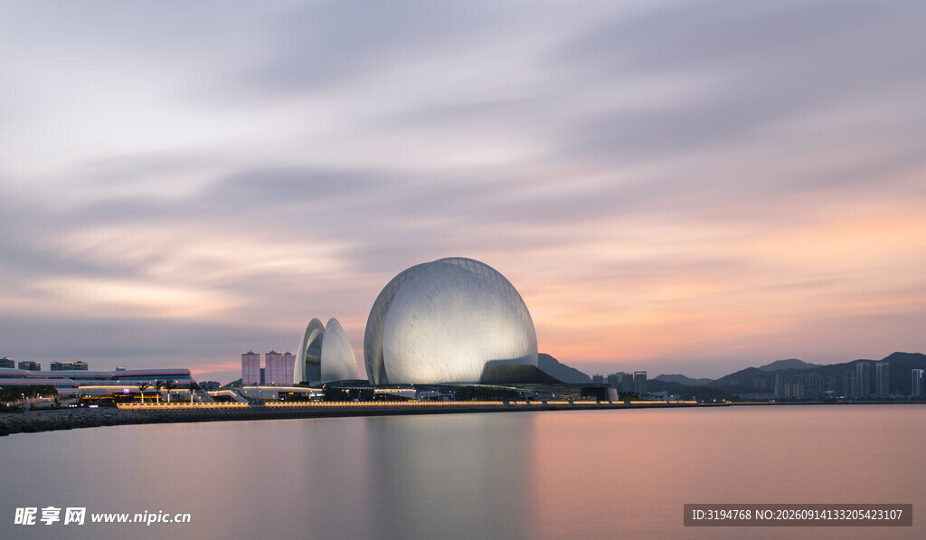 黄昏下的城市独特球形建筑