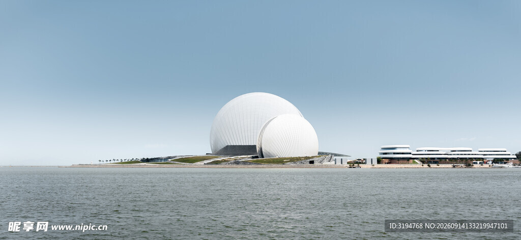 海上白色圆顶建筑景观