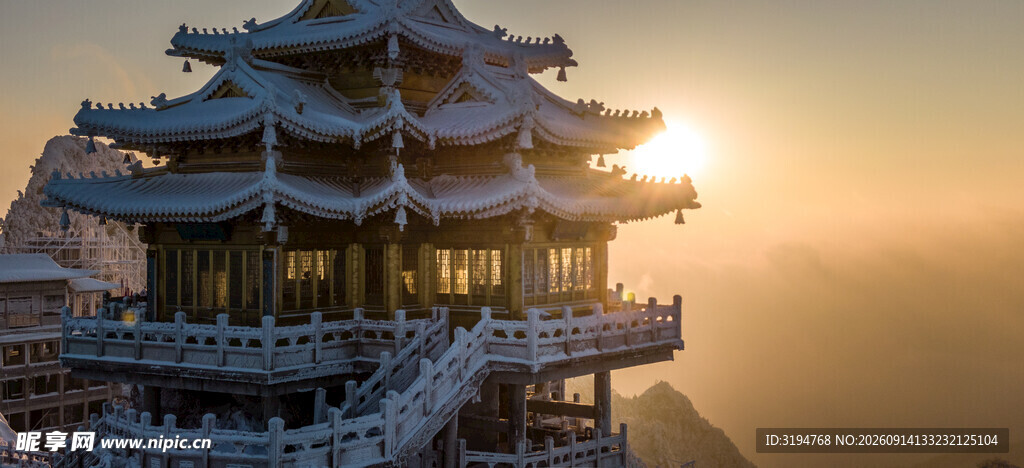 夕阳下的中式楼阁美景