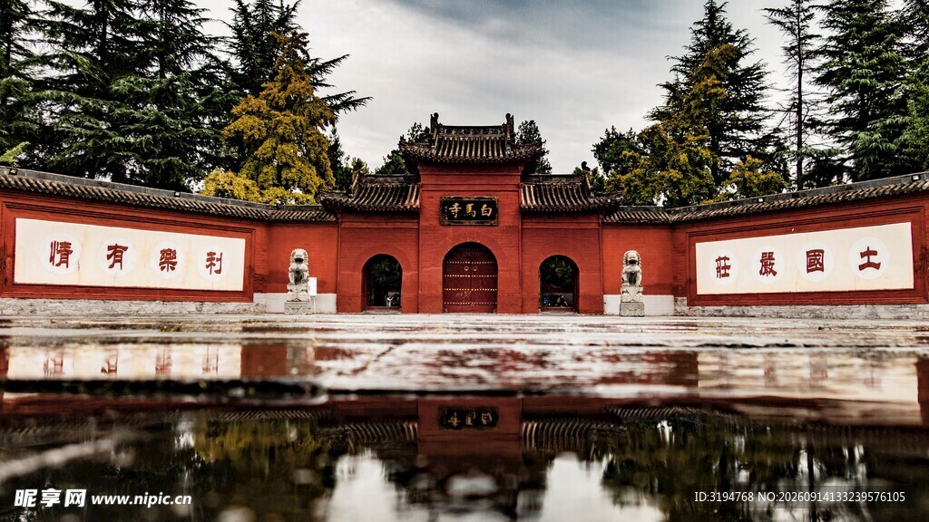中式红墙建筑前的静谧水面