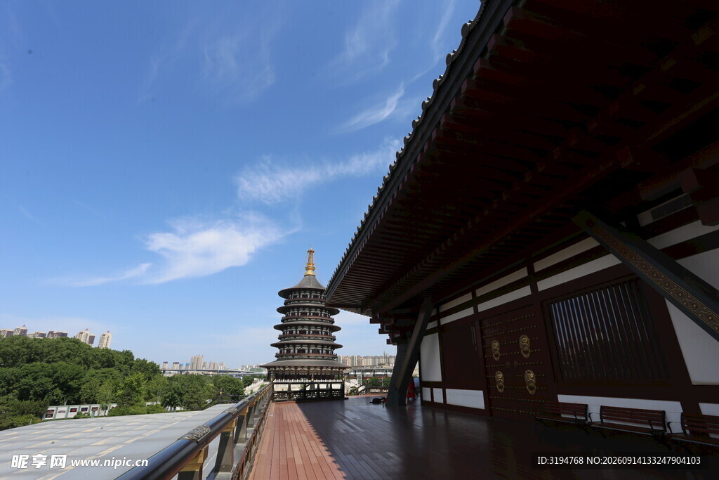 古建与宝塔相映成趣