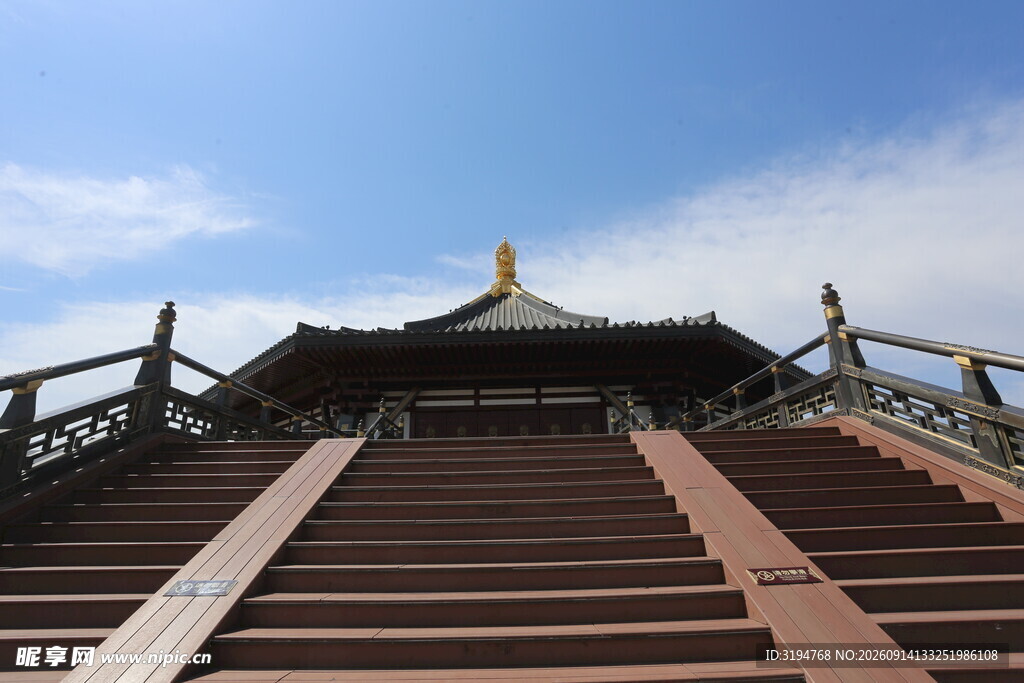 中式建筑台阶与天空景致