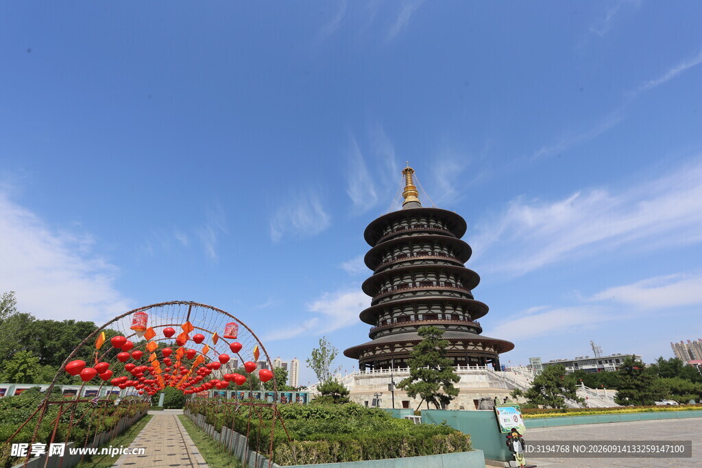 洛阳地标景观古塔与游乐设施