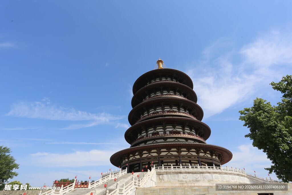 古朴宝塔矗立蓝天白云下