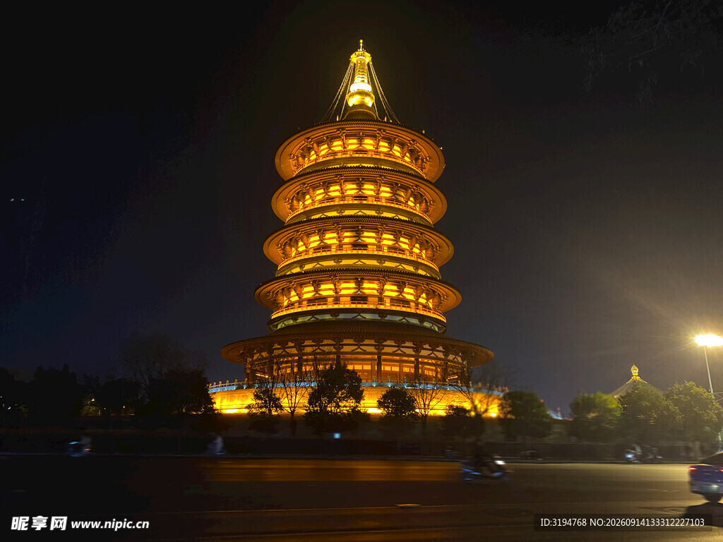 夜晚璀璨的多层宝塔景观