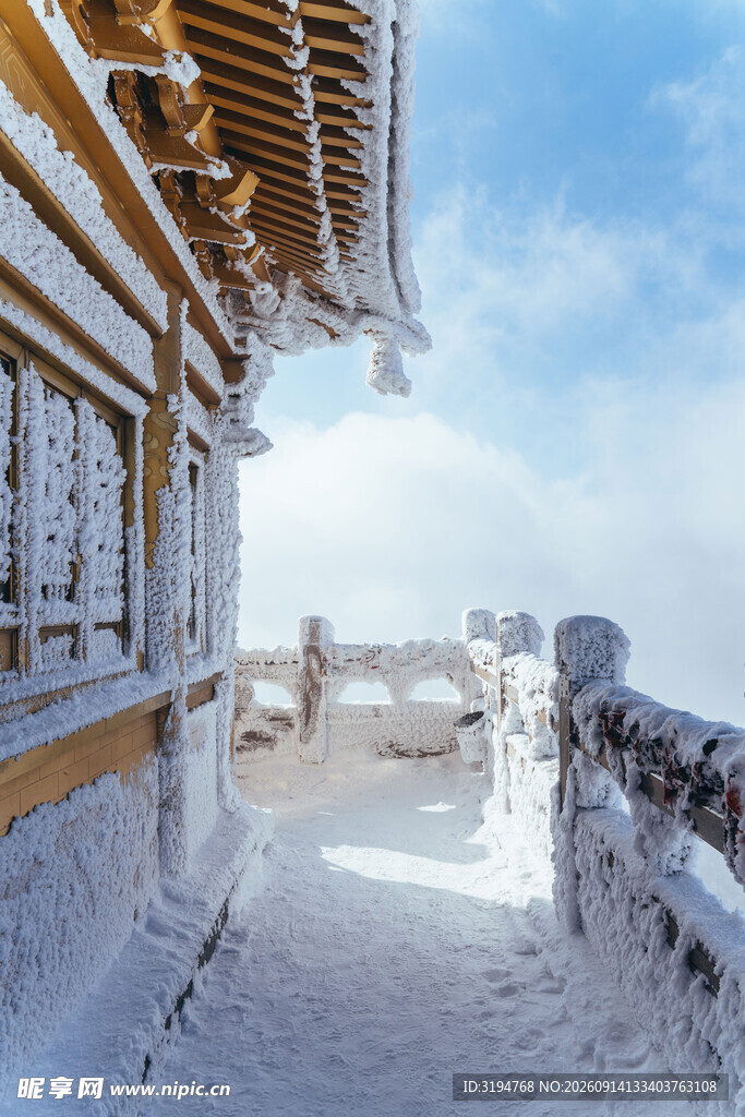 冬日雪覆木屋的静谧景致