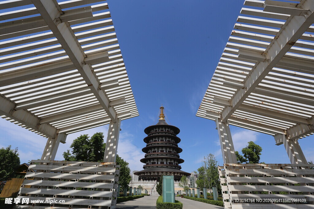 中式廊架下的古塔景观