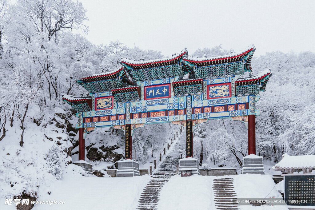 雪覆中式牌坊尽显古韵