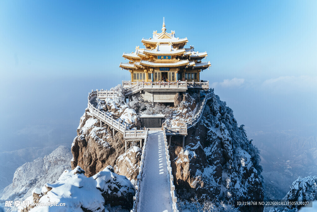 雪后山顶金顶古建筑景观