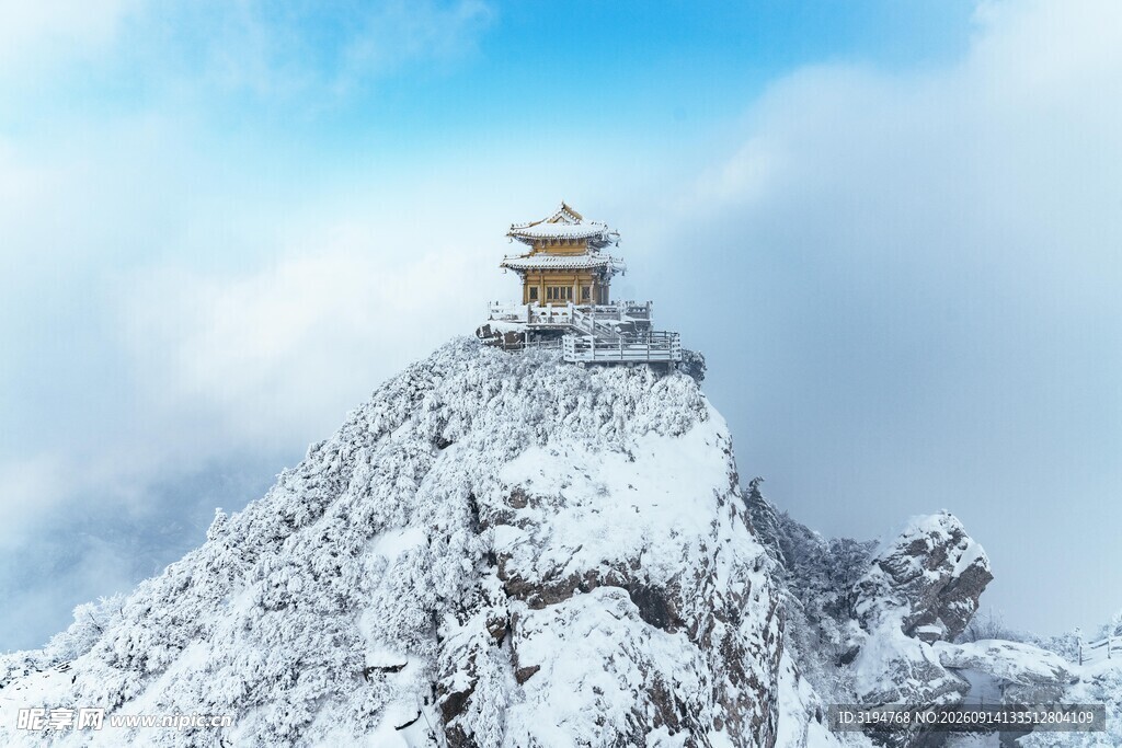 雪覆山顶的古典建筑景观