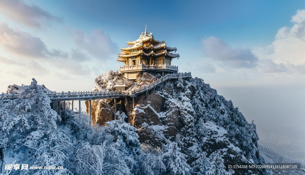 雪后山顶古建筑壮丽景观