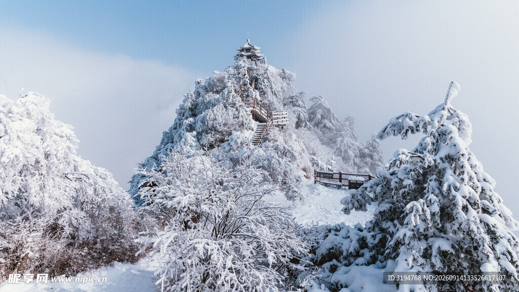 雪覆山峦美景