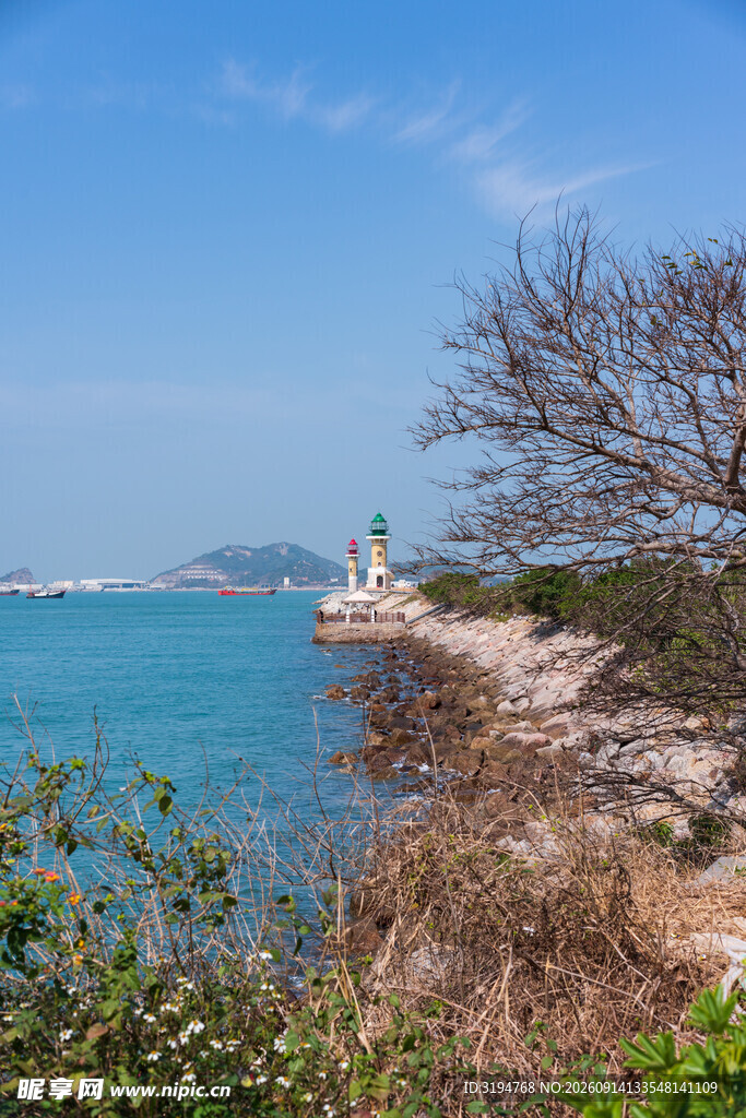 海边风光岸边灯塔与植被