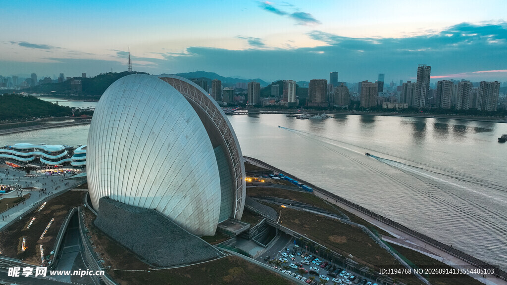 城市中的独特圆形建筑景观