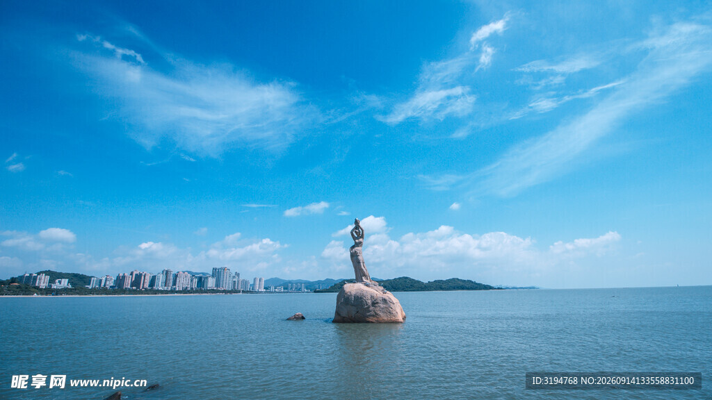 海上灯塔蓝天白云相伴