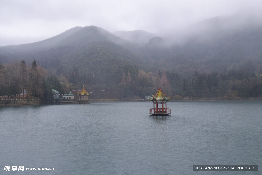 雾中湖面的孤舟美景