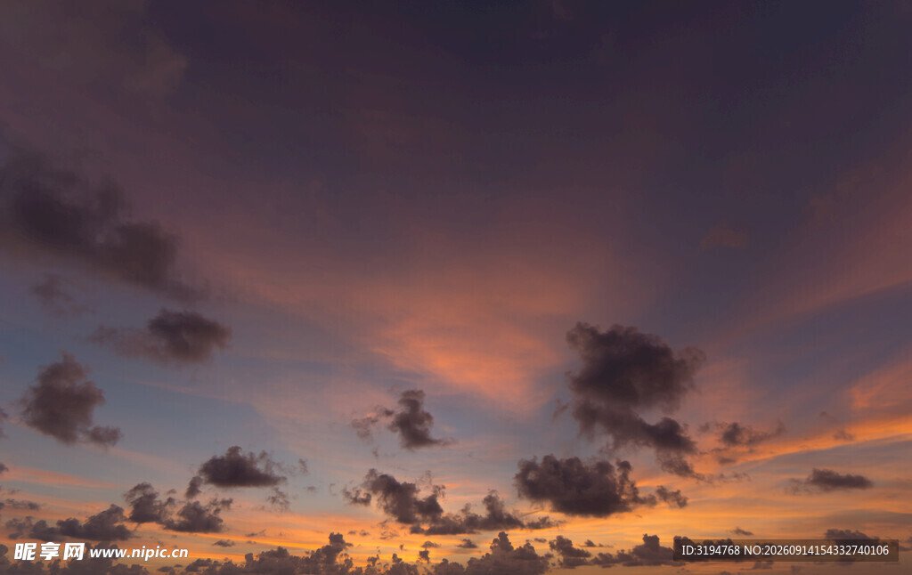 绚丽晚霞中的天空美景