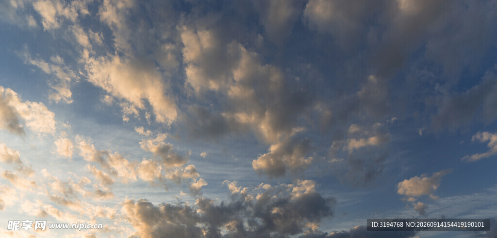 夕阳下的绚丽天空