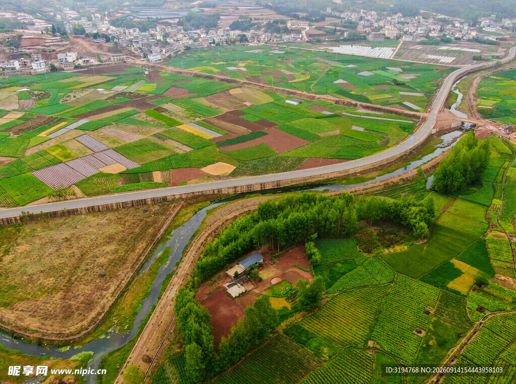 俯瞰田园公路美景