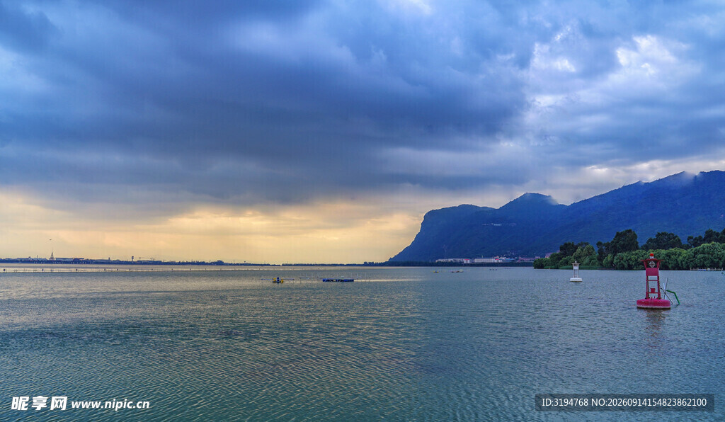 湖畔黄昏美景