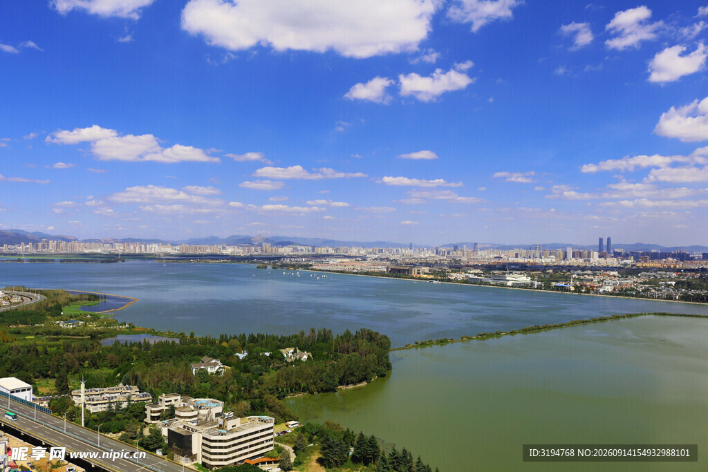 城市湖畔风光全景图