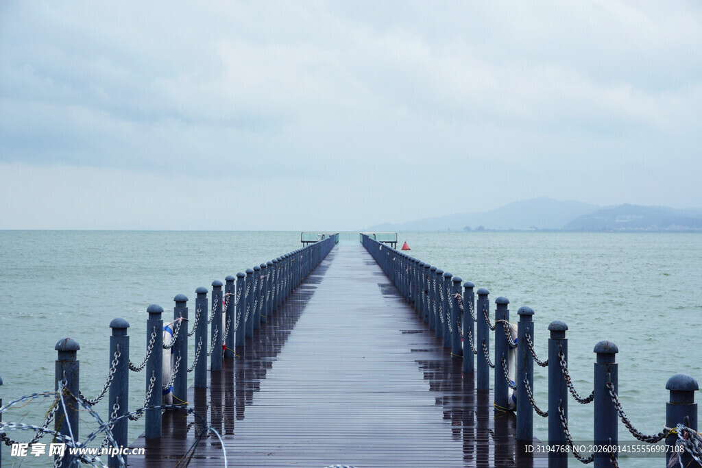 海上长栈桥延伸向远方
